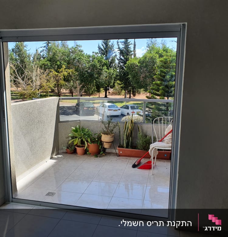 מרפסת עם מסגרת אלומיניום לדלת הזזה